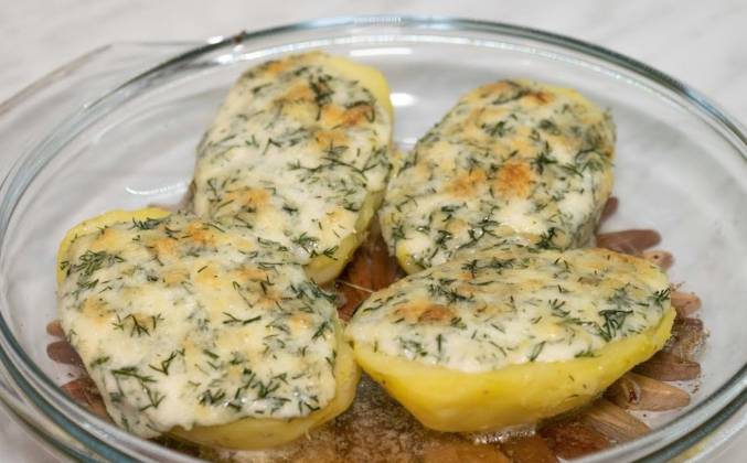 Картофель, запеченный в духовке с колбасой и сыром - рецепт автора Марина Юрчук (Рудь)