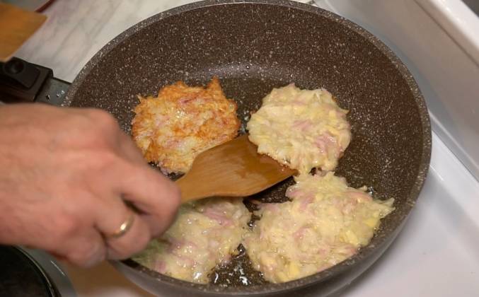 Картофельные драники с сыром и ветчиной на сковороде рецепт с фото пошагово