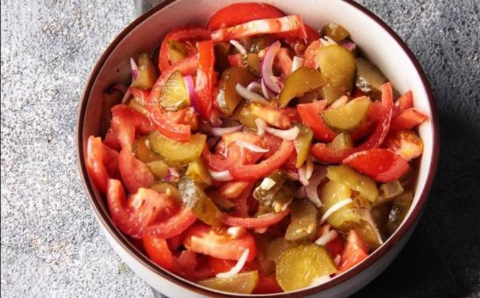 Пикантный салат из маринованных огурцов, помидор и картофеля