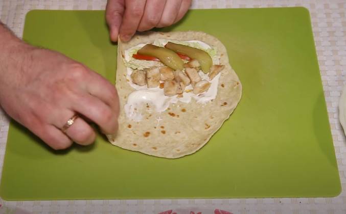 Как делать домашнюю шаурму с курицей рецепт с фото пошагово