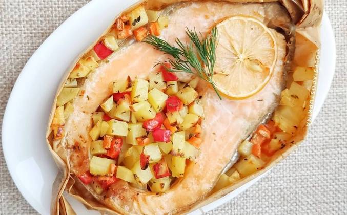 Как приготовить Стейки из красной рыбы со сливочным соусом и шпинатом рецепт пошагово