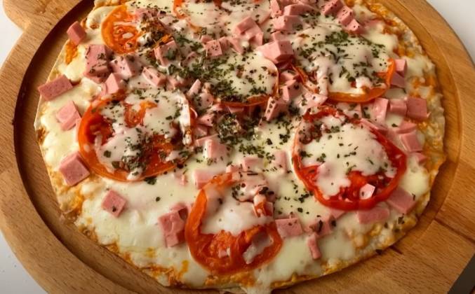 Ленивая пицца из лаваша на сковороде с колбасой и сыром рецепт с фото .