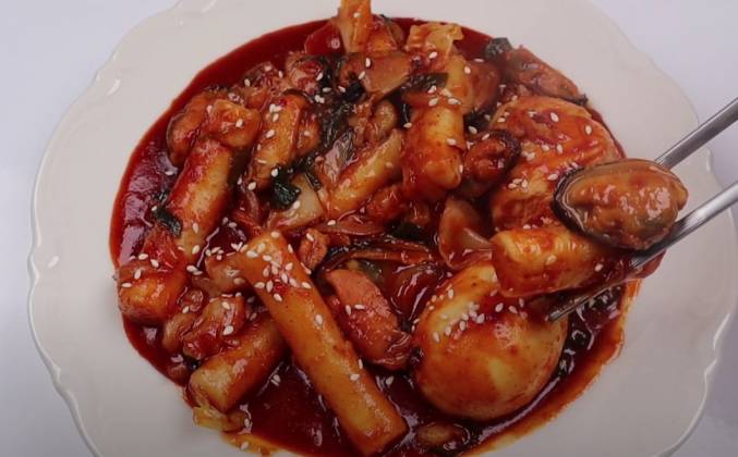 Корейское блюдо Токпокки с морепродуктами рецепт
