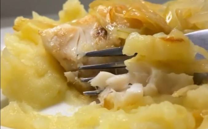Рыба Минтай жареная на сковороде с луком и картошкой рецепт