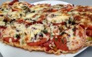 рецепт Домашняя пицца с колбасой помидорами и сыром