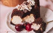 рецепт Шоколадный ПП-кекс с творогом и вишней