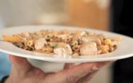 рецепт Паста пенне с курицей и грибами в сливочном соусе