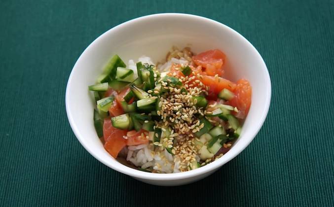 Салат с красной рыбой и огурцом рецепт