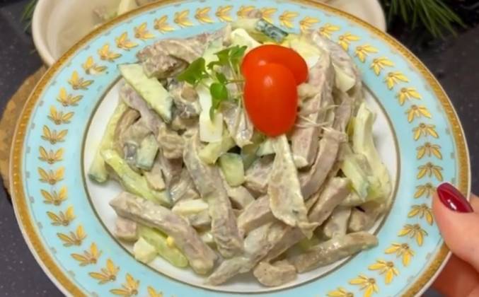 Вкусный салат с языком говяжьим, свежим огурцом и шампиньонами рецепт