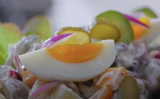 Салат с жареными грибами шампиньонами, луком, яйцами и огурцами рецепт