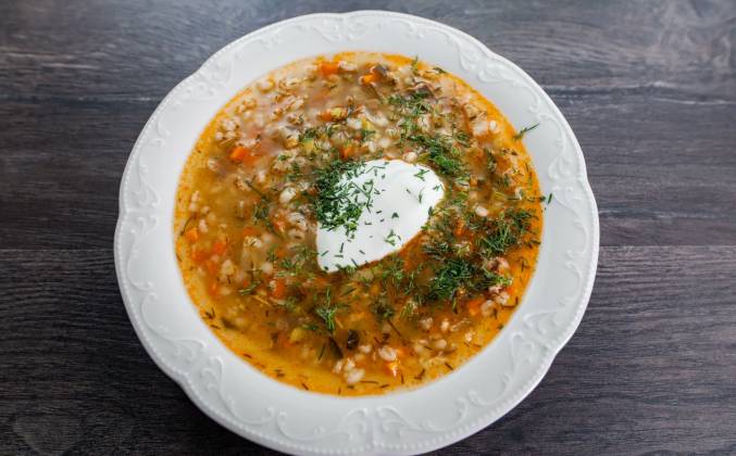 Суп рассольник с говядиной, перловкой и солеными огурцами Просто Кухня рецепт