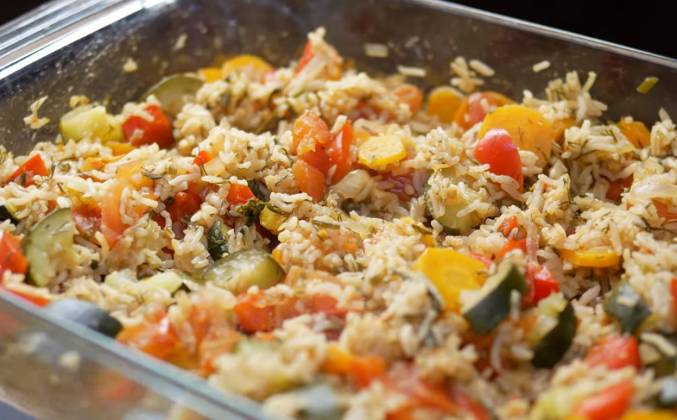 Пряный рис с овощами в сковороде