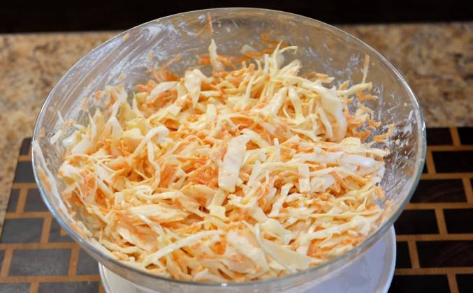 Как сделать салат из свежей капусты и моркови рецепт