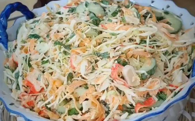 Салат с крабовыми палочками и капустой, огурцом и морковкой рецепт