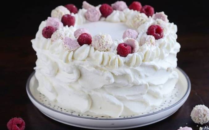 Торт "Белый трюфель" с малиной, сликами и белым шоколадом рецепт