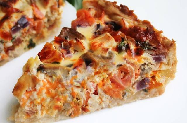 Пицца с моцареллой и помидорами из слоёного теста — 2 рецепта (без колбасы)