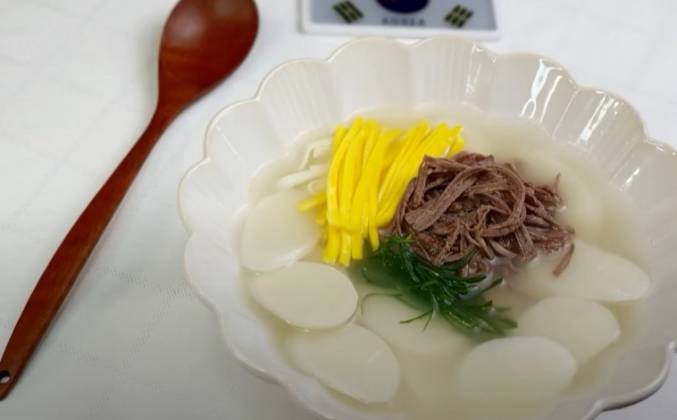 Корейский суп Ттоккук с рисовыми клецками рецепт