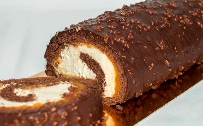 Бисквитный шоколадный торт Сникерс рулет с нугой и карамелью рецепт