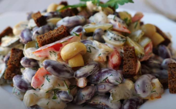 Грибной салат с фасолью и сухариками