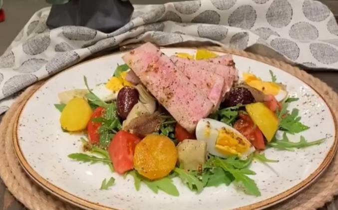 Салат из стейка тунца, яйцом, помидорами и оливками рецепт