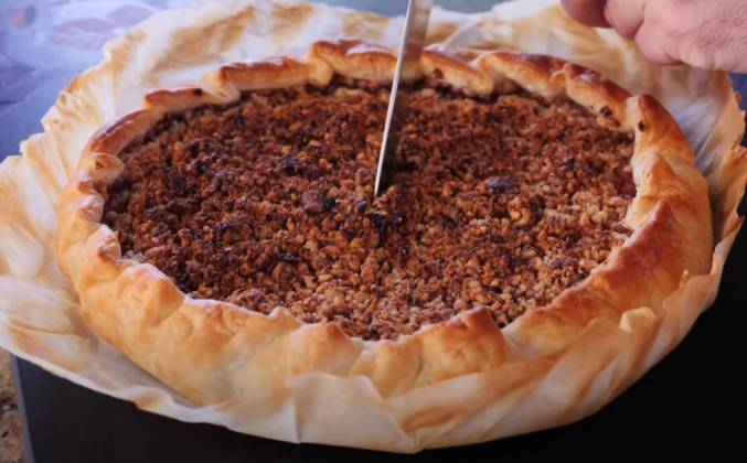 Слоеный пирог с вареньем и орехами в духовке рецепт