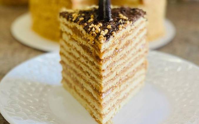 Вариант 1: Классический ванильный торт из готовых бисквитных коржей со сгущенкой