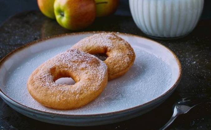 Яблоки в кляре на сковороде — необычный десерт на скорую руку