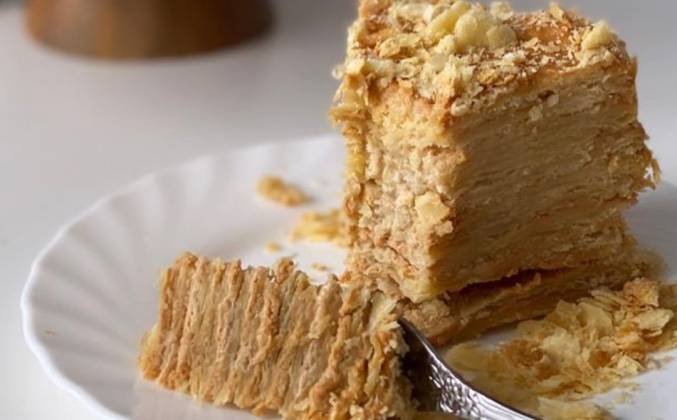 Как приготовить Классический торт Наполеон с кремом из сгущёнки и сливок рецепт пошагово
