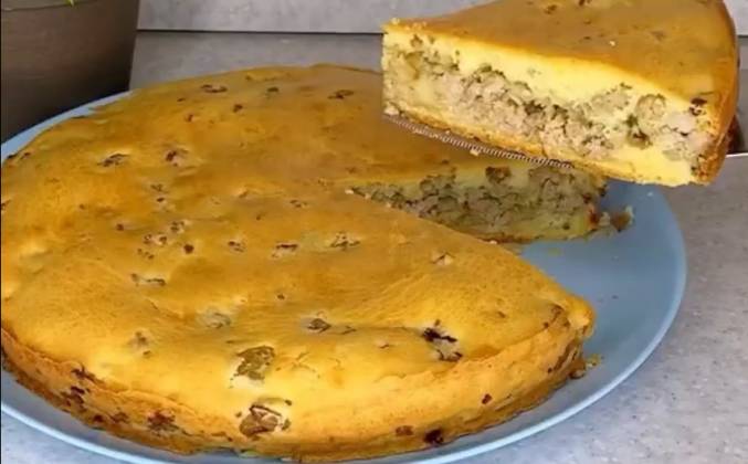 Видео Мясной пирог с фаршем на сметане в духовке рецепт