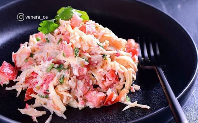 Салат красное море с крабовыми палочками и помидорами рецепт