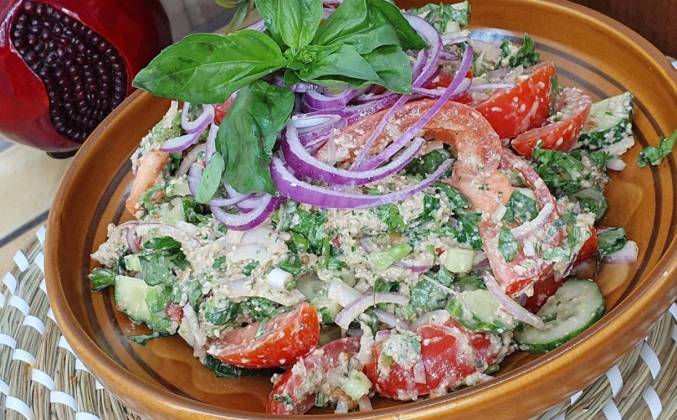 Грузинский салат с грецкими орехами помидорами и огурцами классический рецепт с фото пошаговый