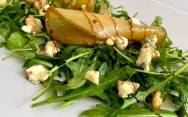 рецепт Салат руккола с грушей, сыром и орехами