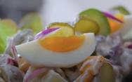 рецепт Салат с жареными грибами шампиньонами, луком, яйцами и огурцами
