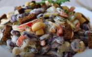 Салат с грибами, помидорами, фасолью, огурцами и хлебом