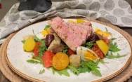рецепт Салат из стейка тунца, яйцом, помидорами и оливками