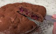 рецепт Шоколадный пирог с вишней в духовке