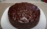 рецепт Шоколадный торт с вишней и кремом из сгущенки