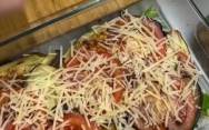 рецепт Баклажаны с помидором, чесноком и сыром в духовке