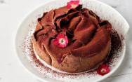 рецепт Блинный шоколадный торт с творожным кремом и вишней