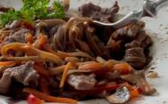 рецепт Гречневая лапша с говядиной, грибами и овощами в соусе