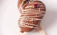 рецепт Шоколадное пирожное эскимо на палочке