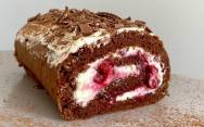 рецепт Шоколадный рулет с кремом и вишней