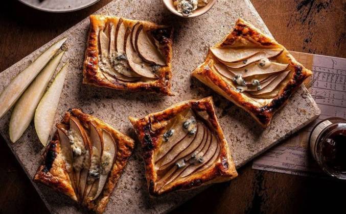Пирожки из слоеного теста с яблочным вареньем (рецепт с пошаговыми фото) - ВашВкус