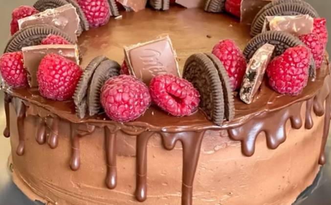 Шоколадный торт со сметанным кремом и ягодами рецепт
