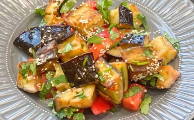 Салат из жаренных баклажанов с помидорами и чесноком рецепт