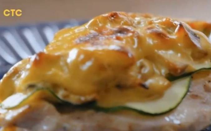 Курица с грибами и кабачками под сыром Просто Кухня рецепт