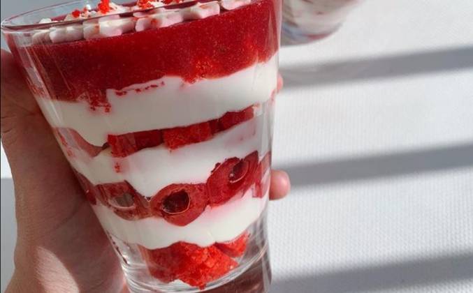 Десерт Красный Бархат в стакане с вишней и кремом чиз рецепт
