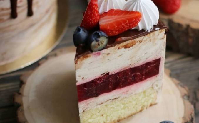 Зефирный торт с ягодами без выпечки