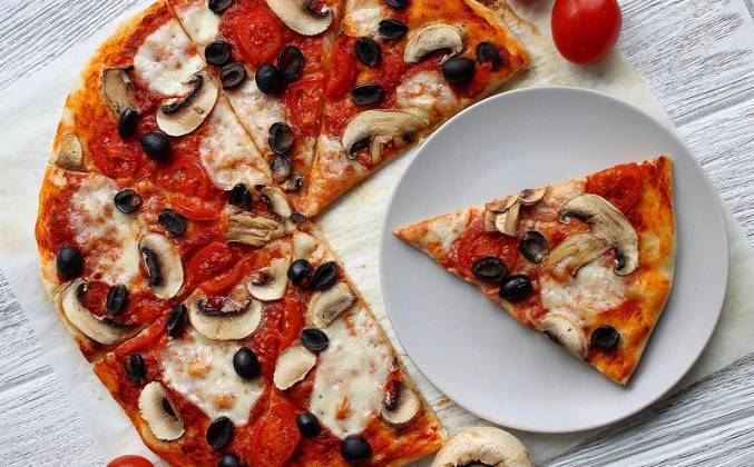 Домашняя пицца с грибами, маслинами и томатным соусом рецепт