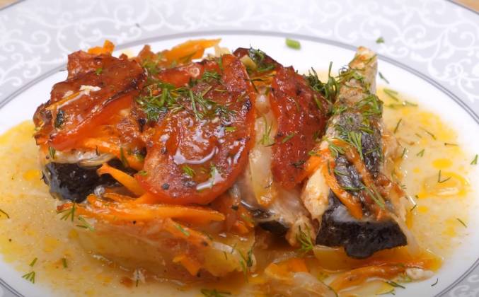 Рыба, запеченная с морковью и луком